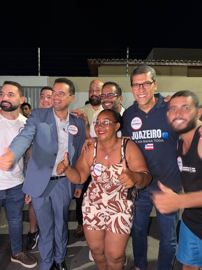 Grupo de moradores reunido com Jayminho durante encontro no bairro
