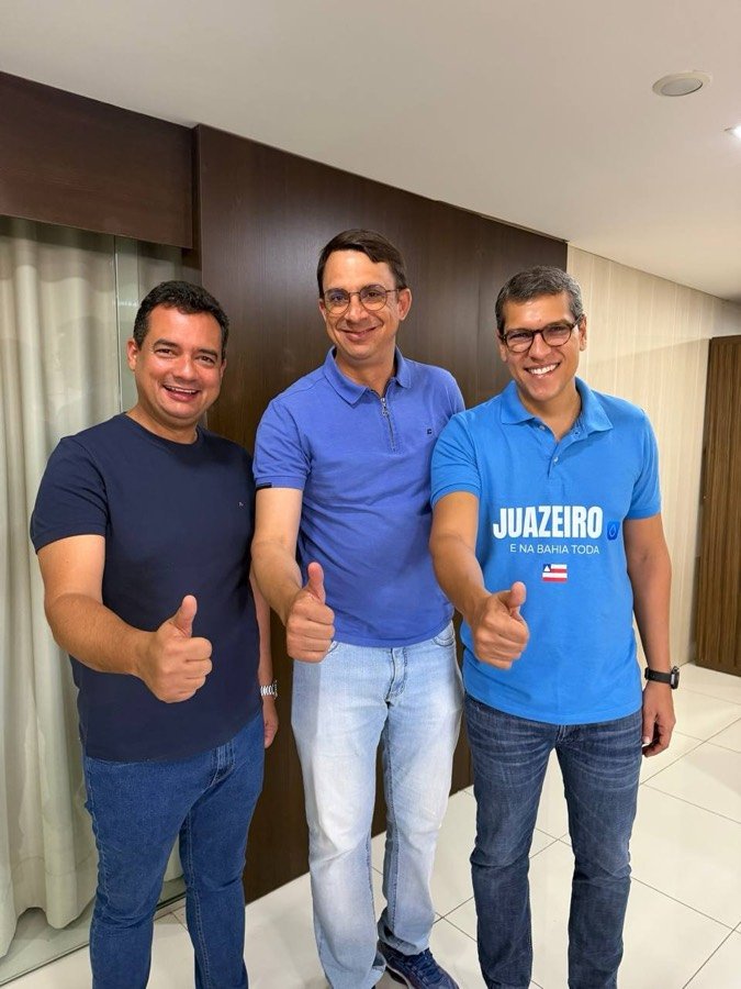 Jayminho com a camisa Juazeiro é na Bahia toda ao lado de dois apoiadores